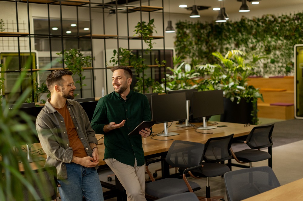 Studenten arbeiten an einem Projekt Zwei Studenten arbeiten an einem Projekt