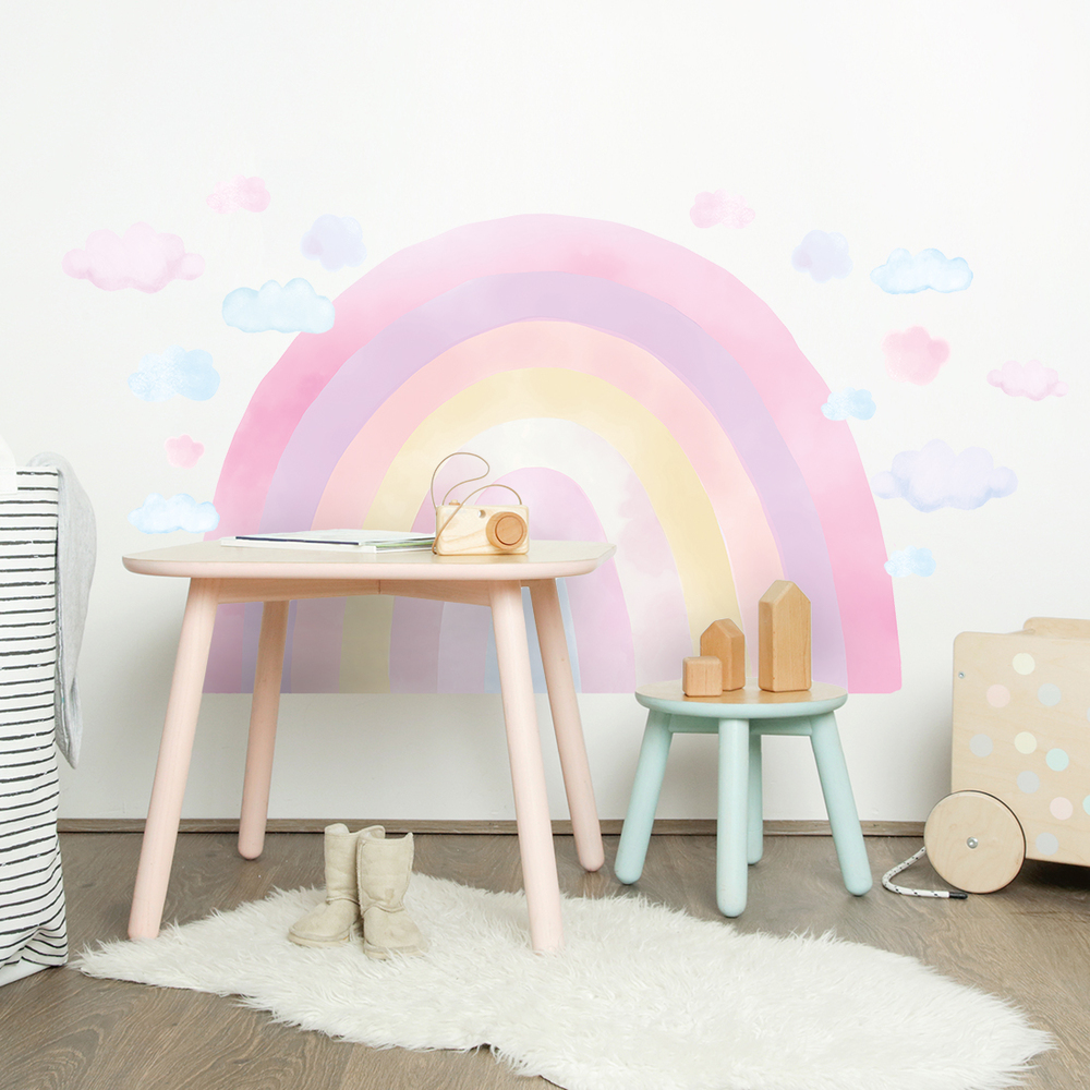 Kinderzimmer dekoriert mit pinkem Regenbogen Sticker