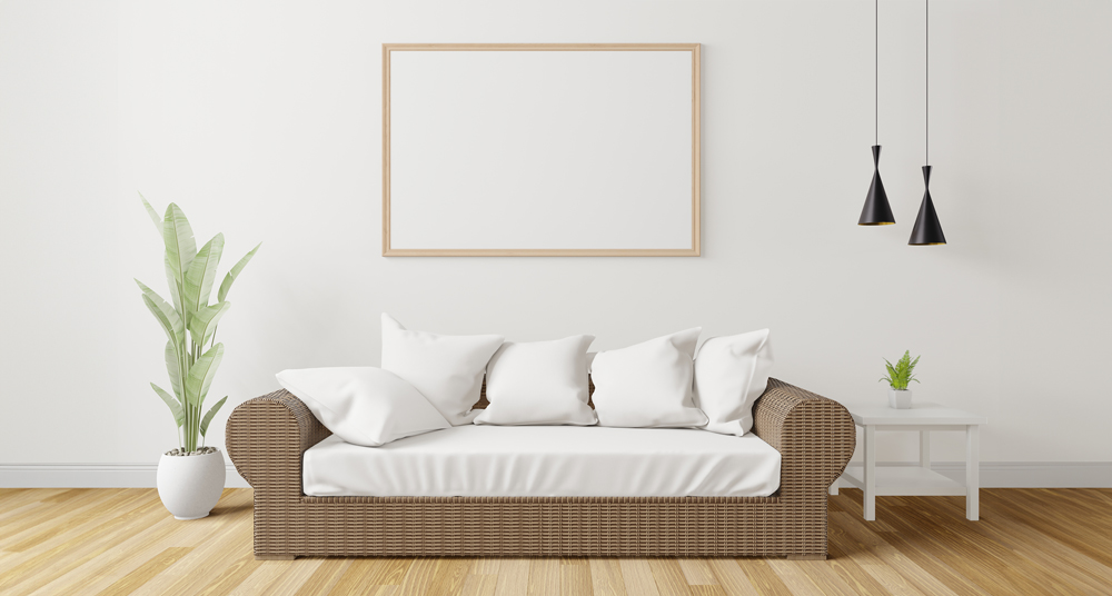 Weißes Wohnzimmer Weißes Wohnzimmer mit einer Couch und einem Bilderrahmen