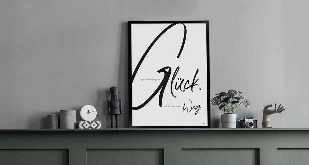 gerahmtes Poster mit motivierendem Spruch schwarz-weißes Sprüche Poster auf Kommode