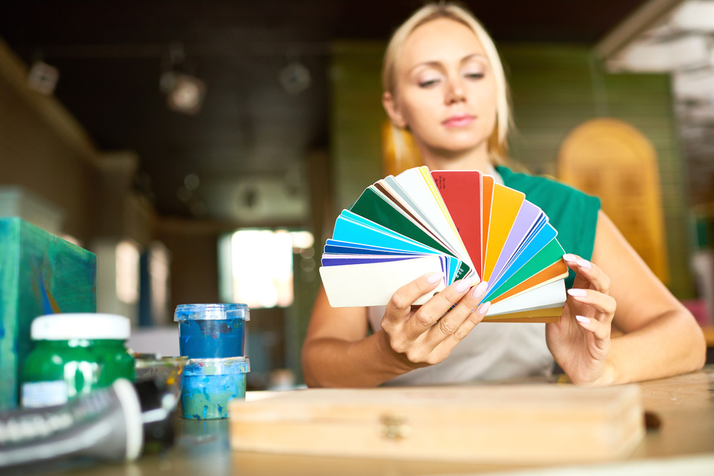 Passepartout wählen Eine Frau sucht nach der perfekten Passepartout Farbe