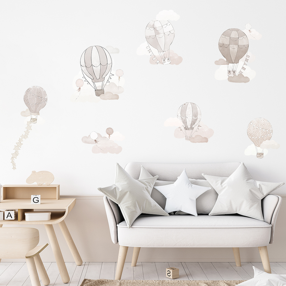 beigefarbenes Ballons Wandtattoo über Sofa
