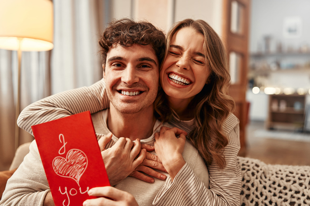 Eine Frau gibt ihrem Mann ein Valentinstagsgeschenk