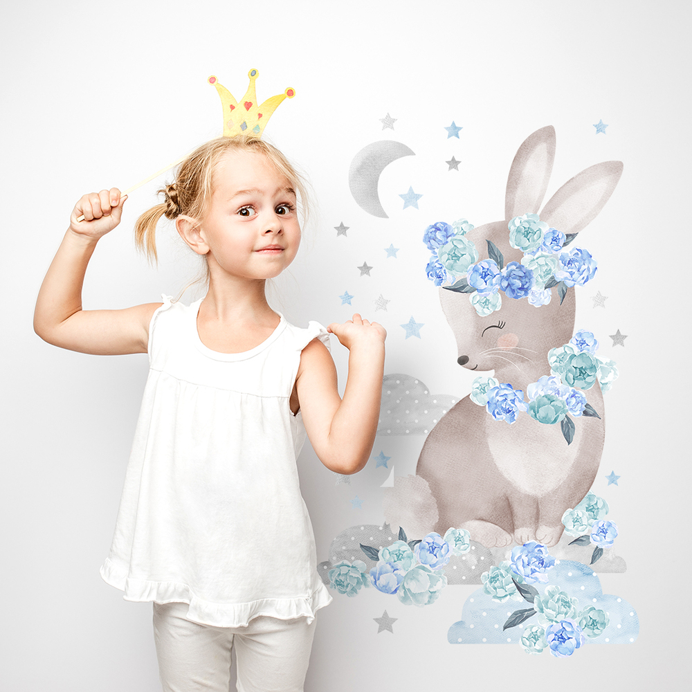 blaues Hase Wandtattoo über Tisch