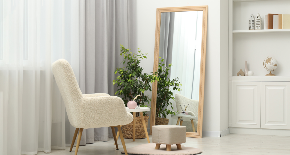 Großer Ganzkörperspiegel Ein Ganzkörperspiegel im rechteckigen Format