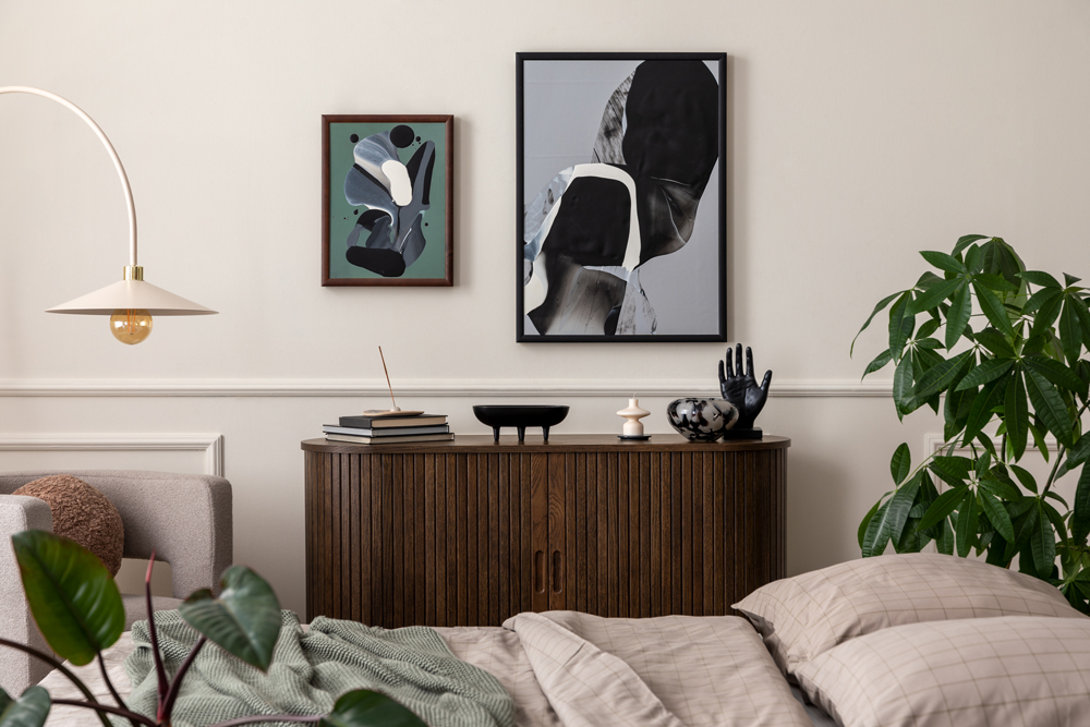 moderne Deko-Bilderrahmen 2 moderne Bilderrahmen in einem Schlafzimmer