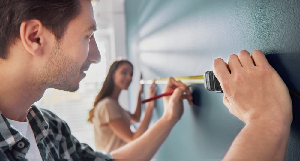 Bilderrahmenaufhängung - Wand ausmessen Wand wird per Maßband ausgemessen