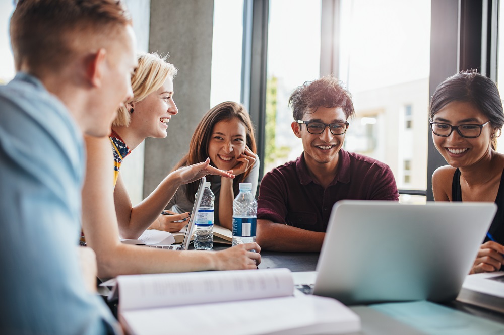 5 Studenten lernen zusammen für die Uni 