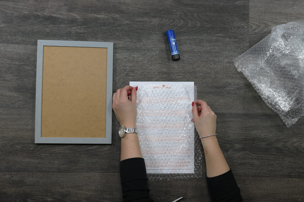 Luftpolsterfolie wird auf DIY-Kalender ausgerichtet und festgeklebt