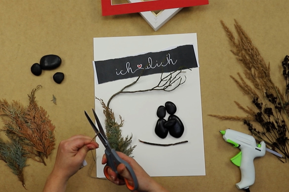 DIY Gerahmtes Steinbild: Materialien zuschneiden Gräser und Zweige werden für Bastelprojekt zugeschnitten