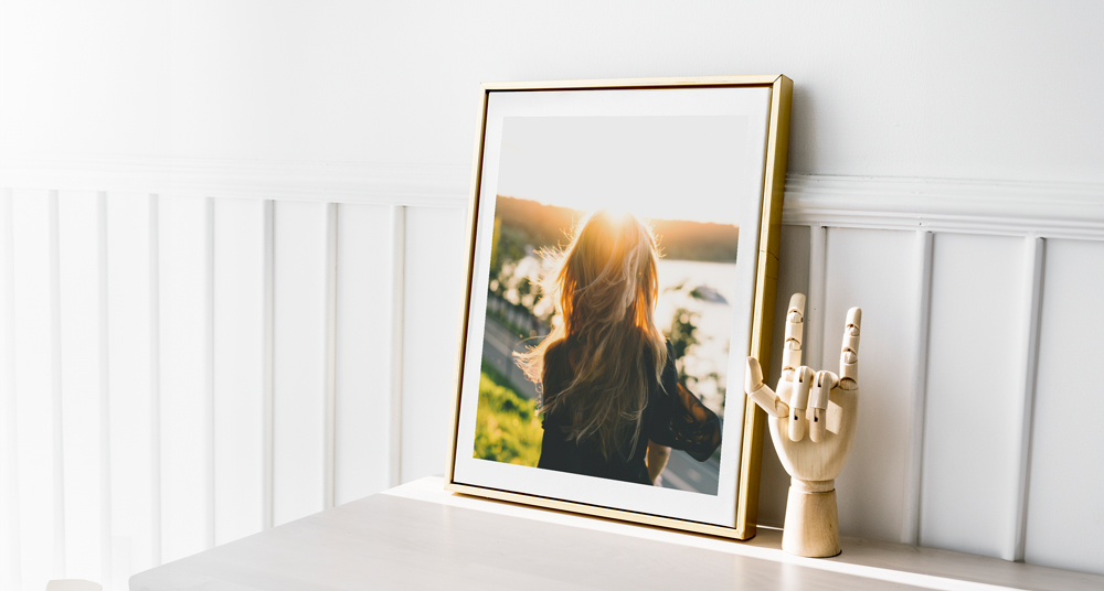 Bilderrahmen Gold Goldener Bilderrahmen ist an einer Wand angelehnt