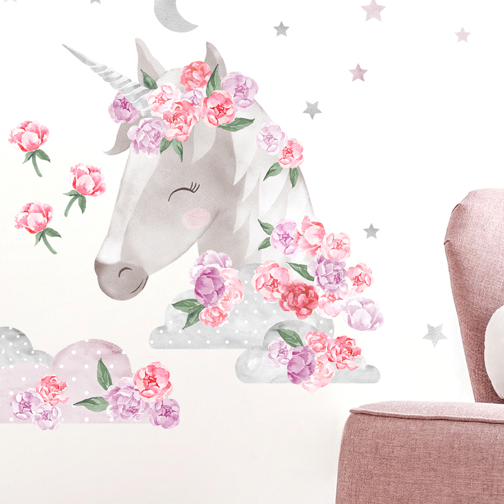 Kinderzimmer dekoriert mit rosafarbenem Einhorn Sticker