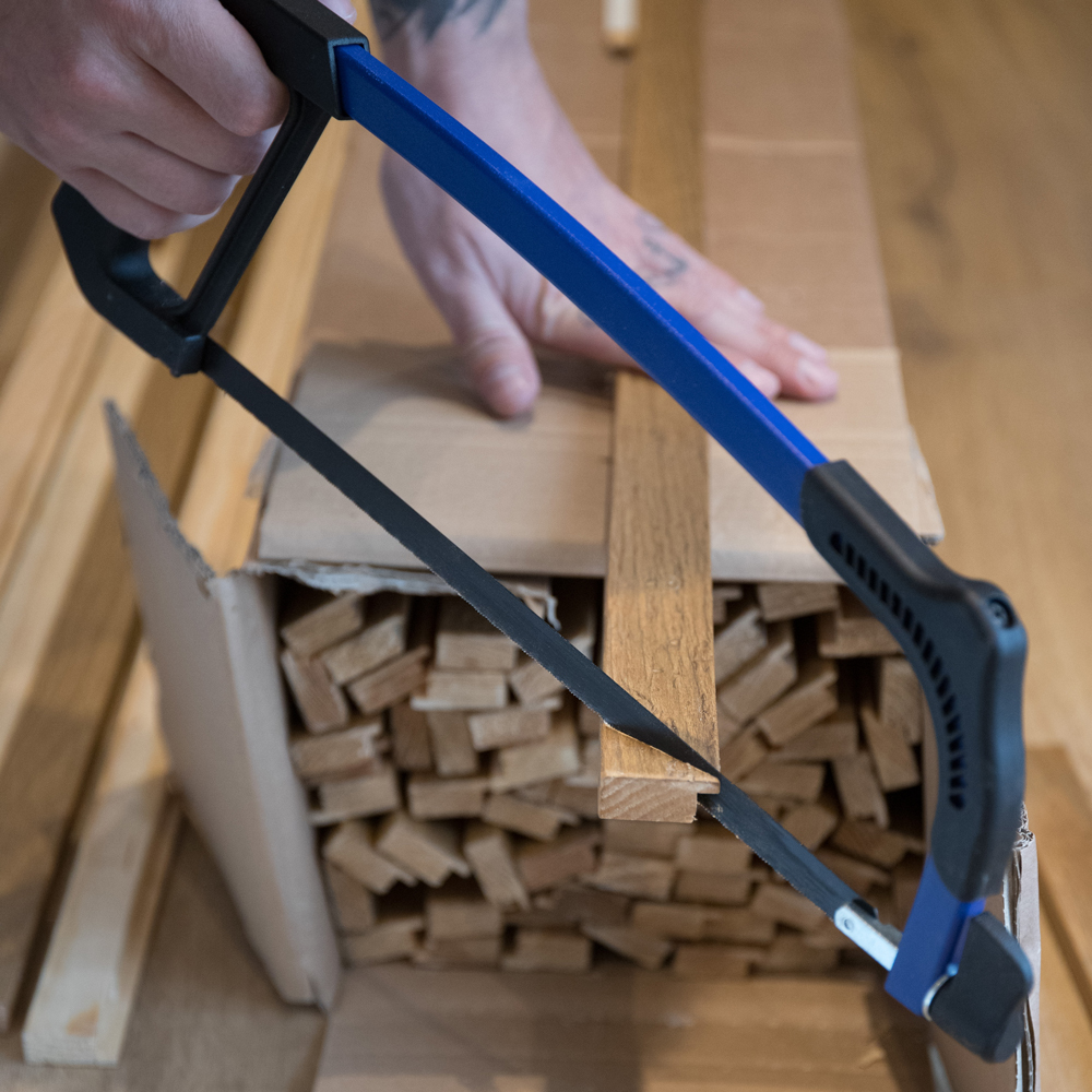 DIY Lamellenwand mit Aluminium Spiegel: letzte Handgriffe Holzleisten werden für Lamellenwand in passende Größe gesägt