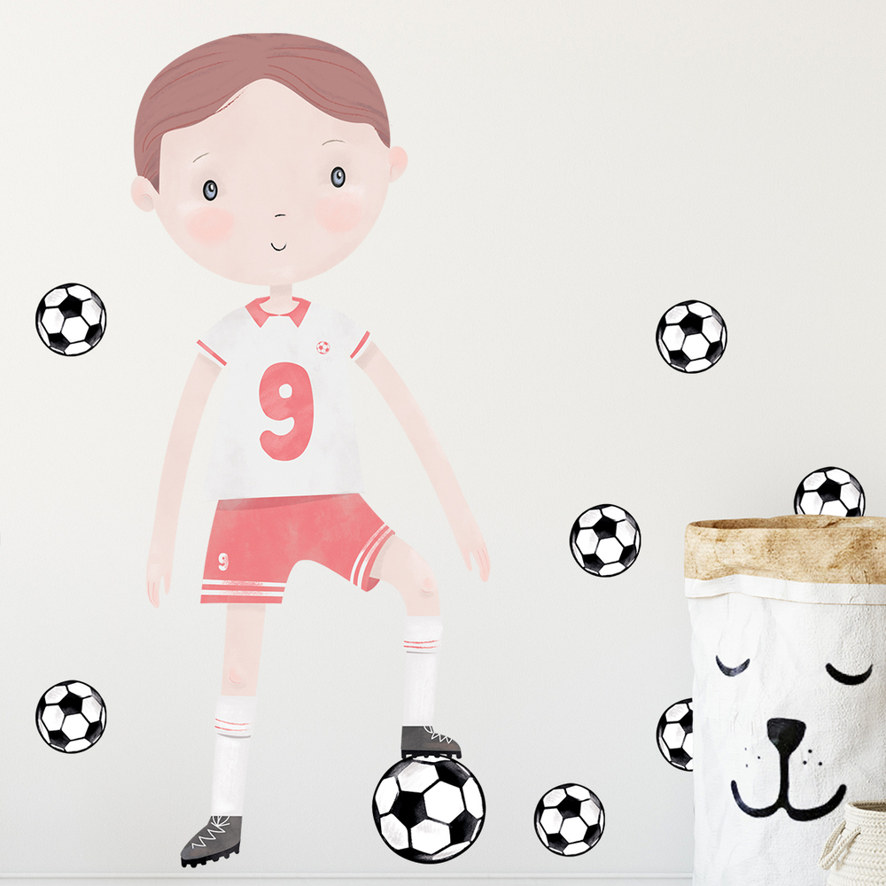 Kinderzimmer dekoriert mit roter Fußballer Sticker