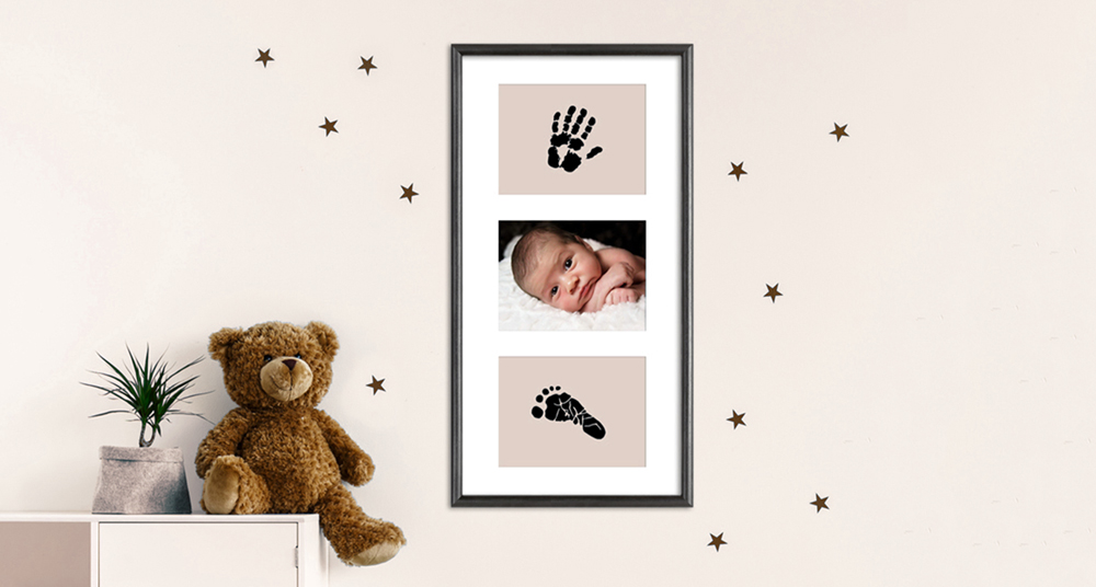 Babyfoto in Galerierahmen in Schwarz schwarzer Collagerahmen mit weißem Passepartout