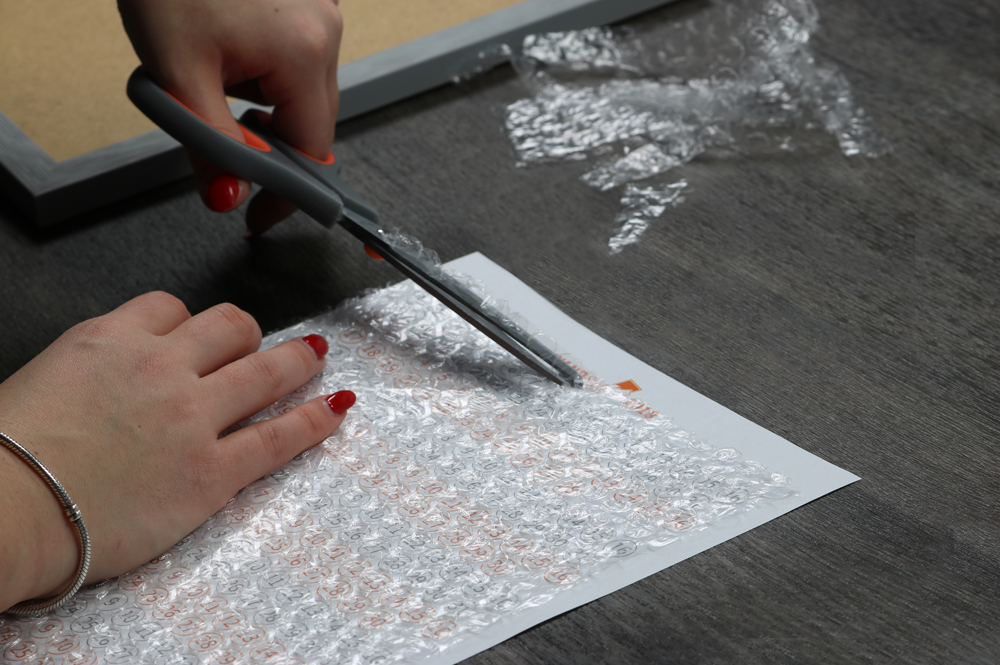 überschüssiger Rand wird von Folie für DIY-Kalender abgeschnitten