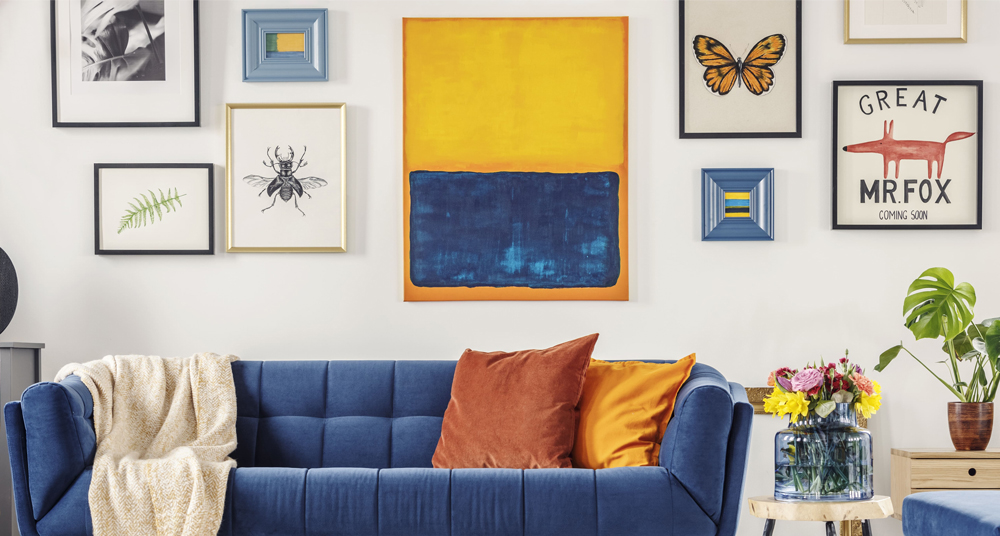 Wohnzimmer mit bunter Bilderwand Bilderrahmen in unterschiedlichen Stilen