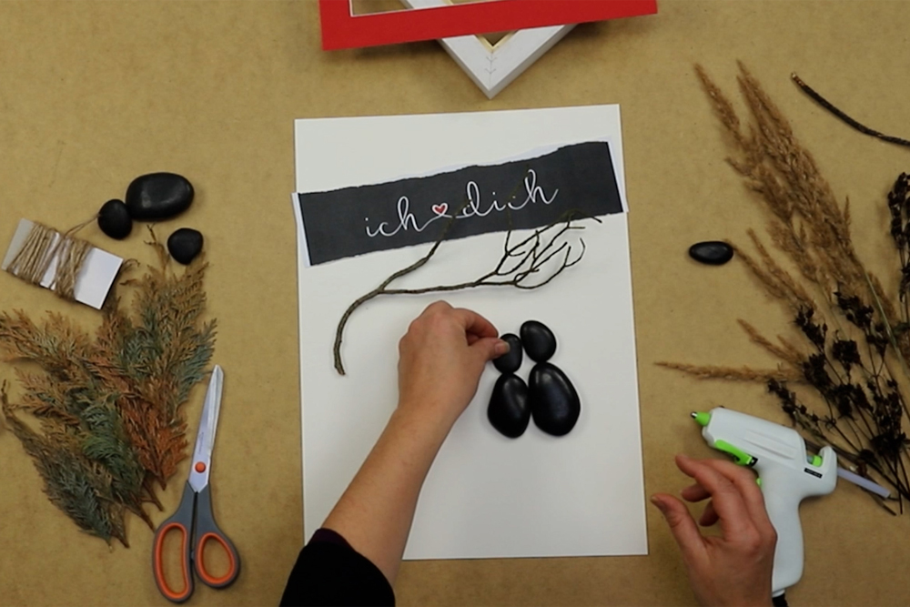 DIY Gerahmtes Steinbild: Motiv gestalten Hauptmotiv für Bastelprojekt mit Steinen wird zusammengestellt
