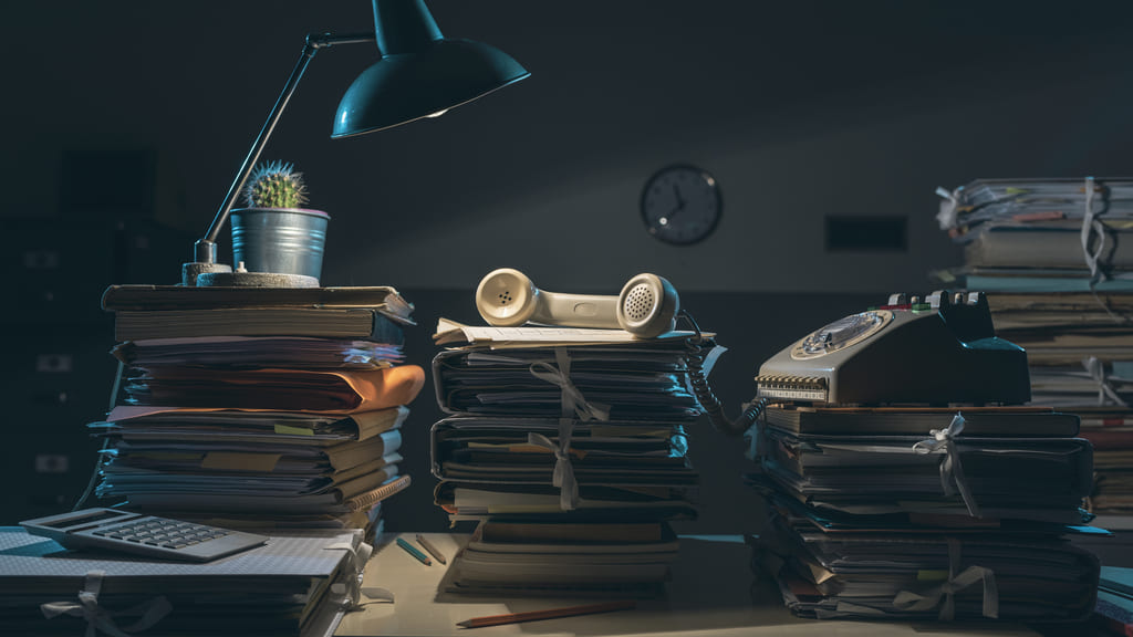 unaufgeräumter Schreibtisch eines Büros Bürokratisches Chaos mit Stapeln von Ordnern