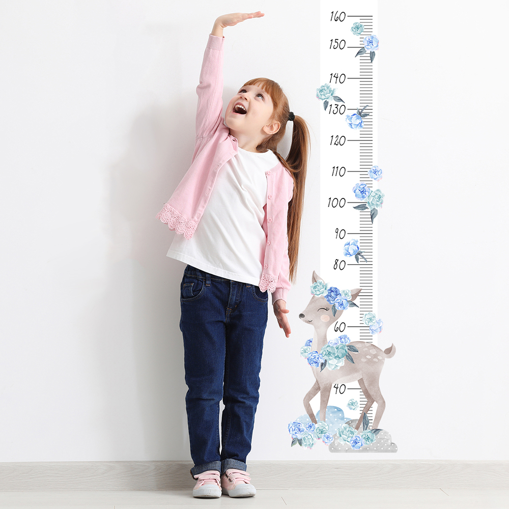 Wand dekoriert mit ros blauer Reh Kindermesslatte Wandsticker