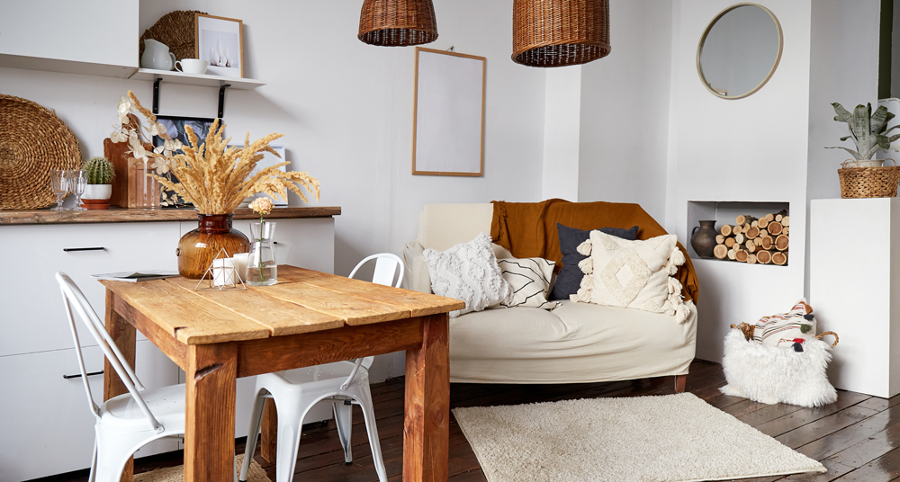 Wohnzimmer mit typischer Landhaus Dekoration Holzelemente im Landhausstil in modernem Wohnzimmer