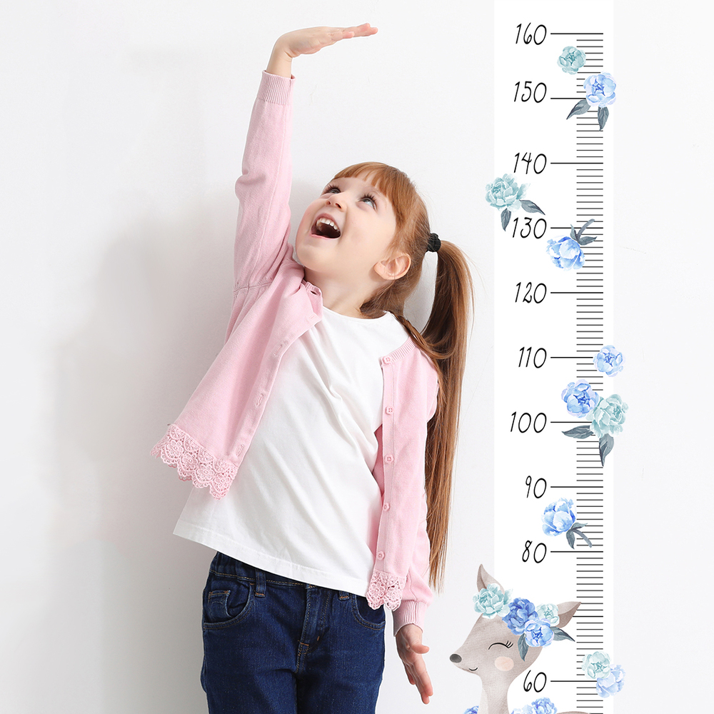 Kinderzimmer dekoriert mit blauer Reh Kindermesslatte Sticker