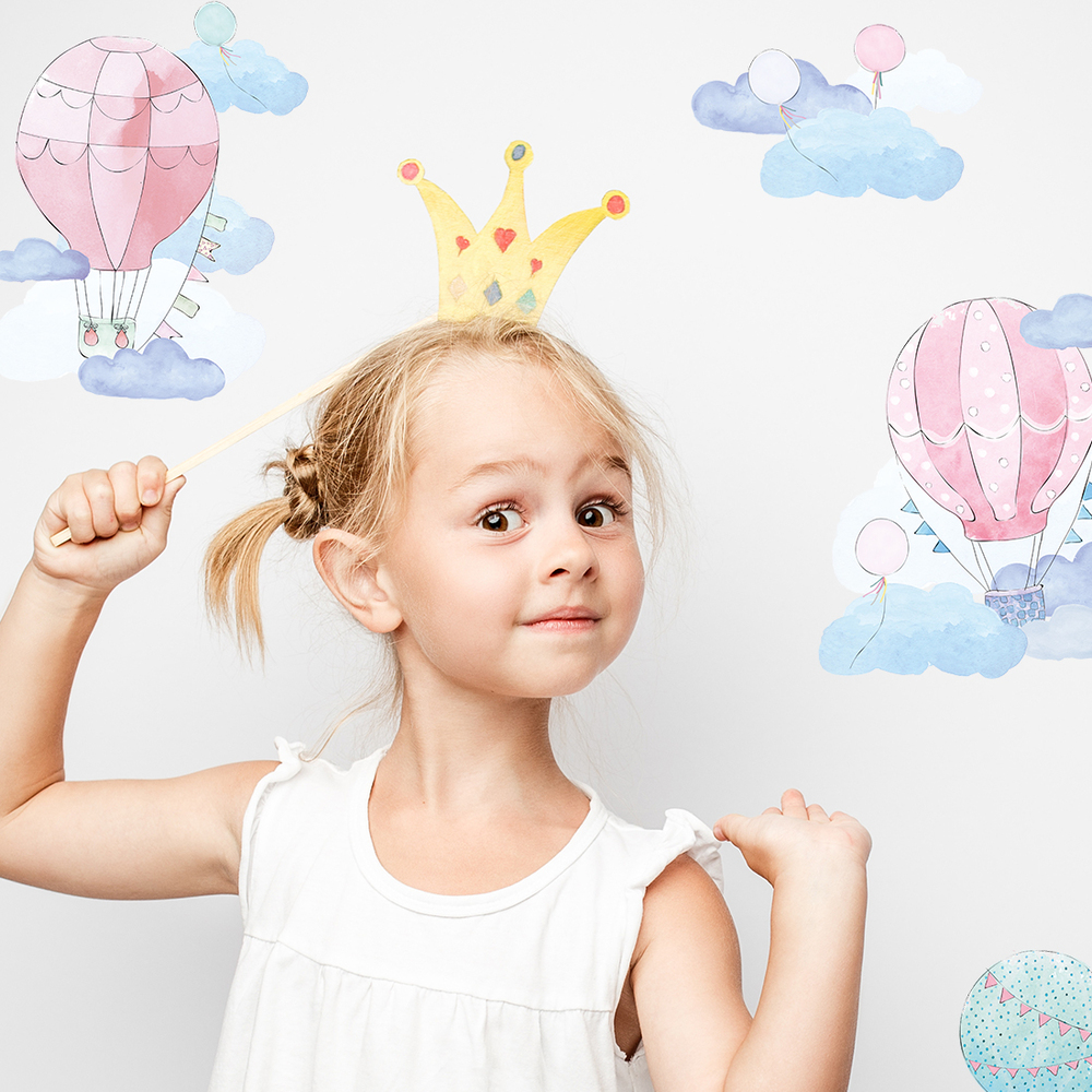 Kinderzimmer dekoriert mit rosafarbenem Ballons Sticker