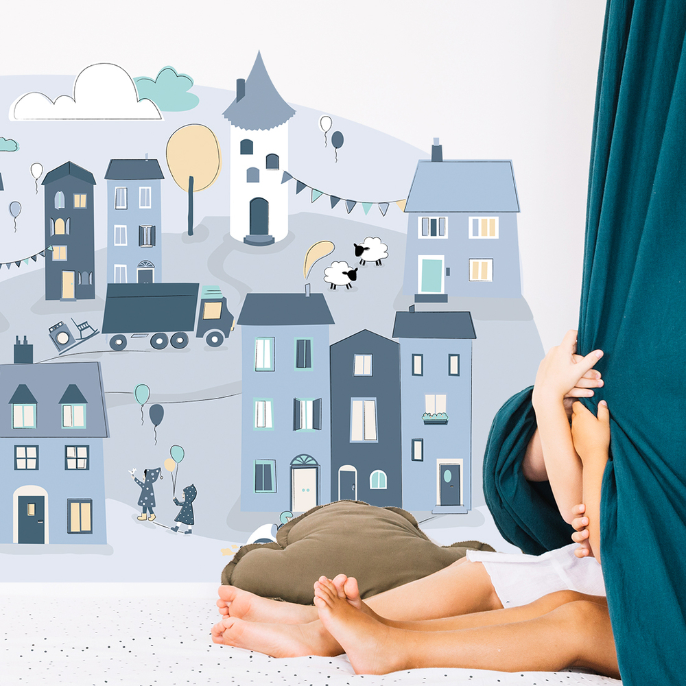 Kinderzimmer dekoriert mit blauem Kleinstadt Sticker
