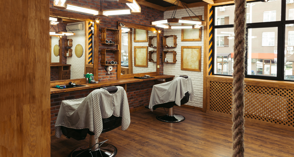 beleuchtete Spiegel in Friseursalon