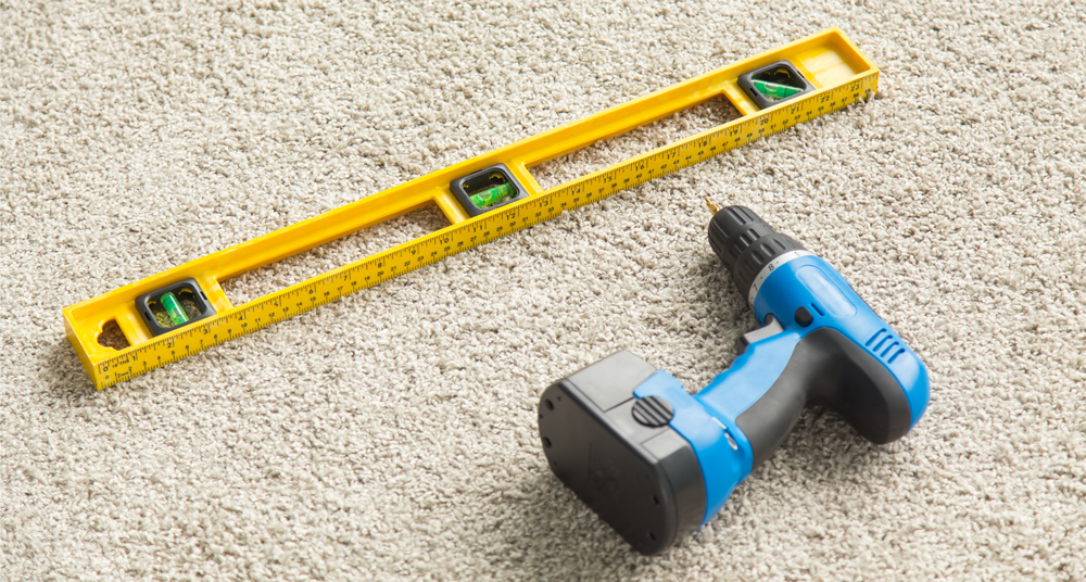 Spiegel Montage Werkzeuge Wasserwaage und Bohrer zur Wandmontage