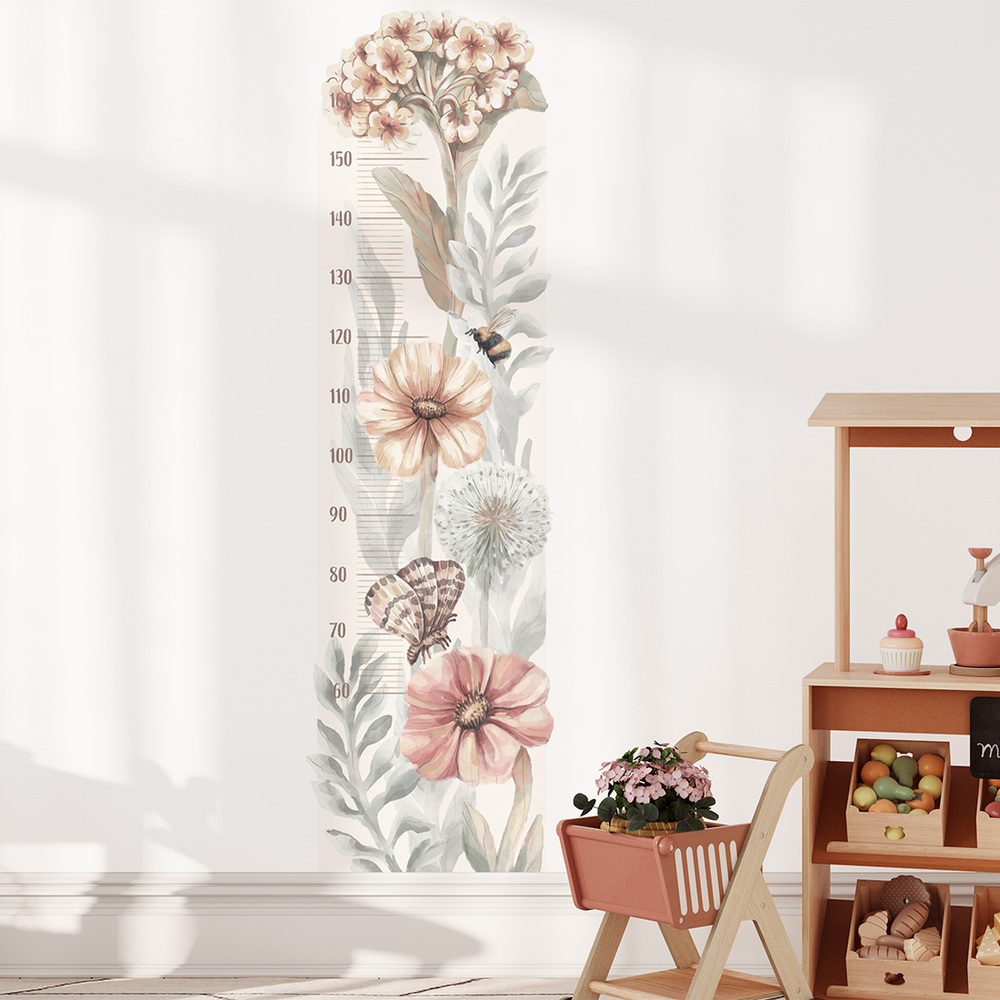 Wand dekoriert mit Kindermesslatte Wildblumen Wandsticker