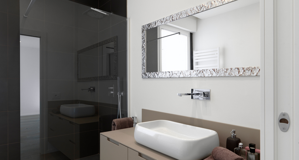 Wandspiegel im Bad Ein rechteckiger Wandspiegel in einem modernen Badezimmer