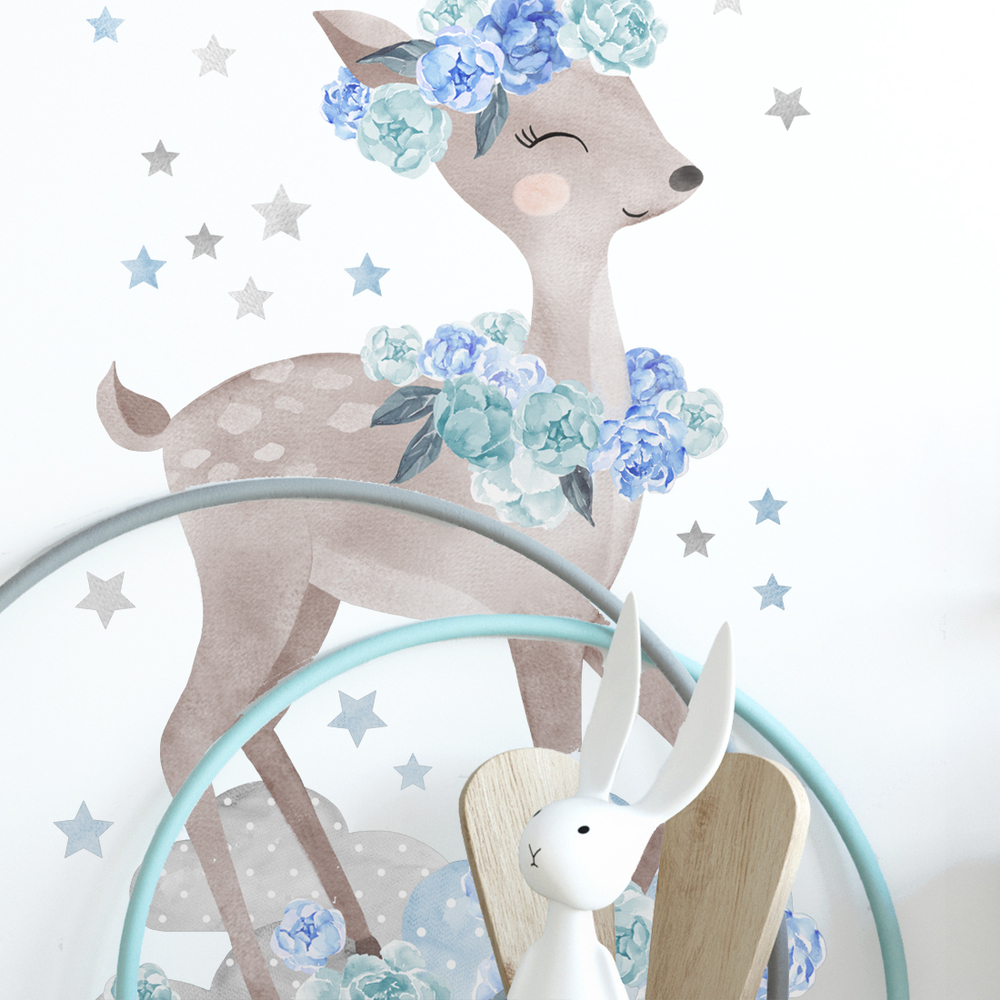 Wand dekoriert mit blauem Reh Wandsticker