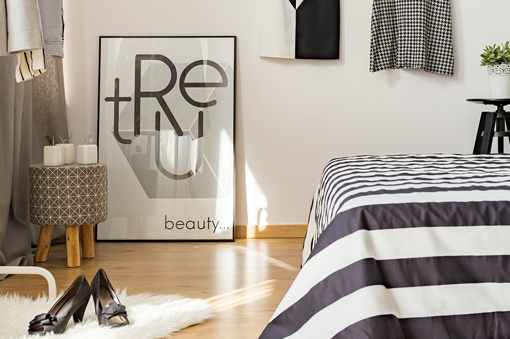 schlichter Posterrahmen im Schlafzimmer