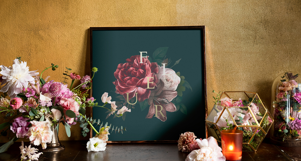 Quadratischer Rahmen Quadratischer Bilderrahmen mit Blumen als Deko
