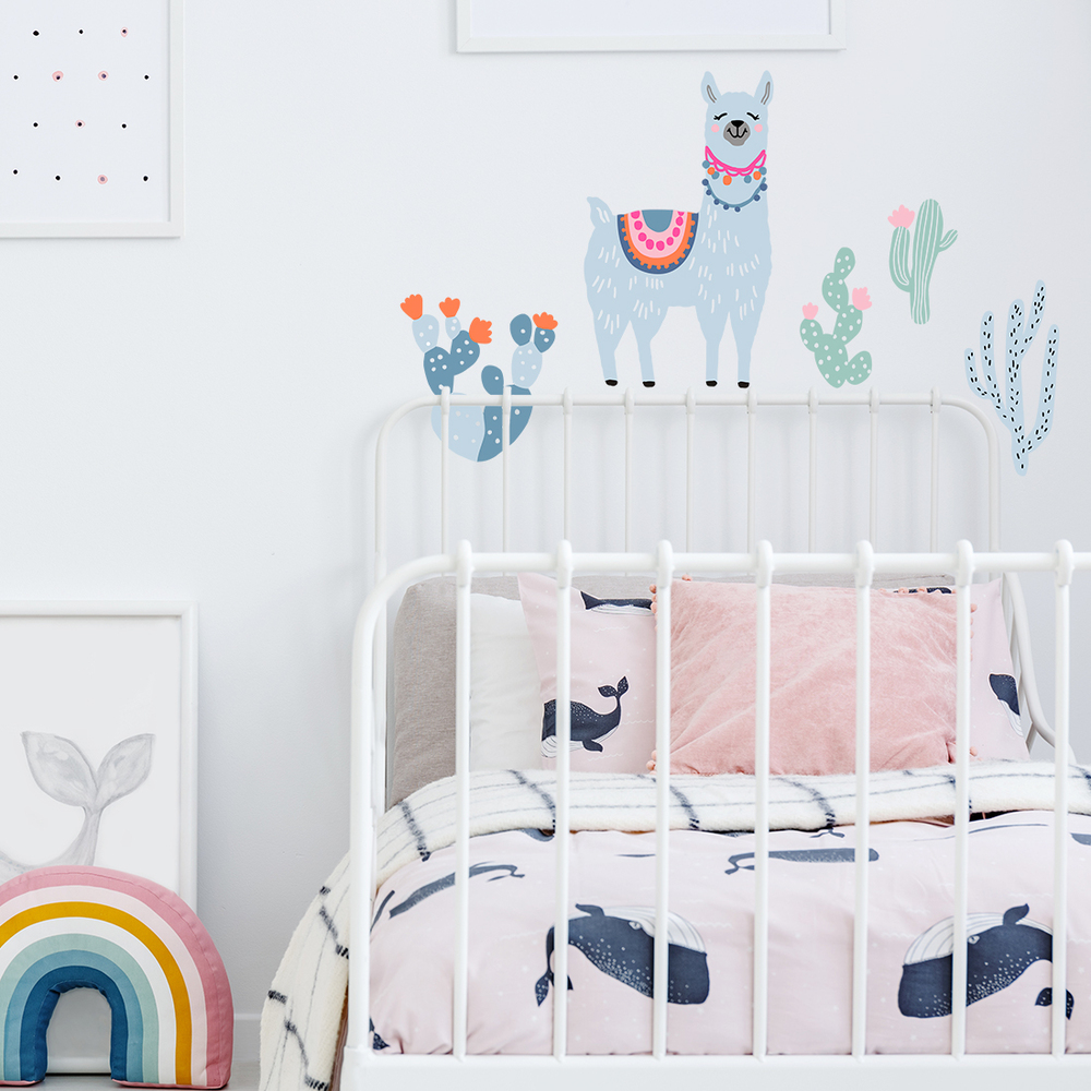 Kinderzimmer dekoriert mit pastellfarbenem Lama Sticker