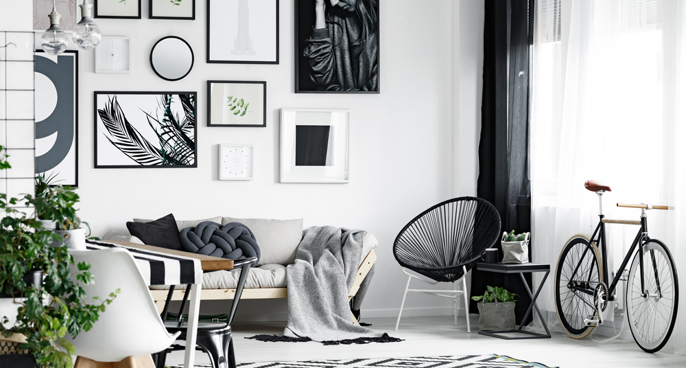 Bilderwand aus Fotos und Poster Bilderrahmen in Weiß und Schwarz an Wohnzimmerwand