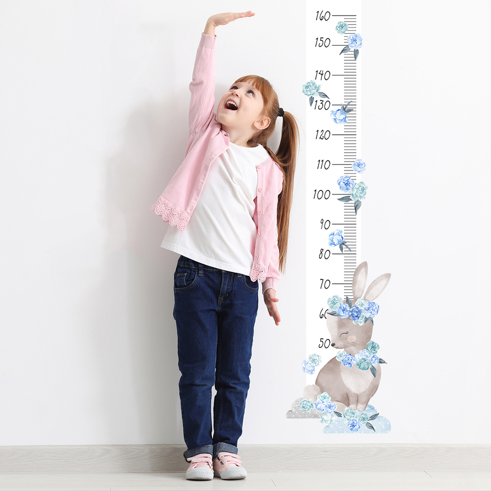 Wand dekoriert mit blauer Hasen Kindermesslatte Wandsticker