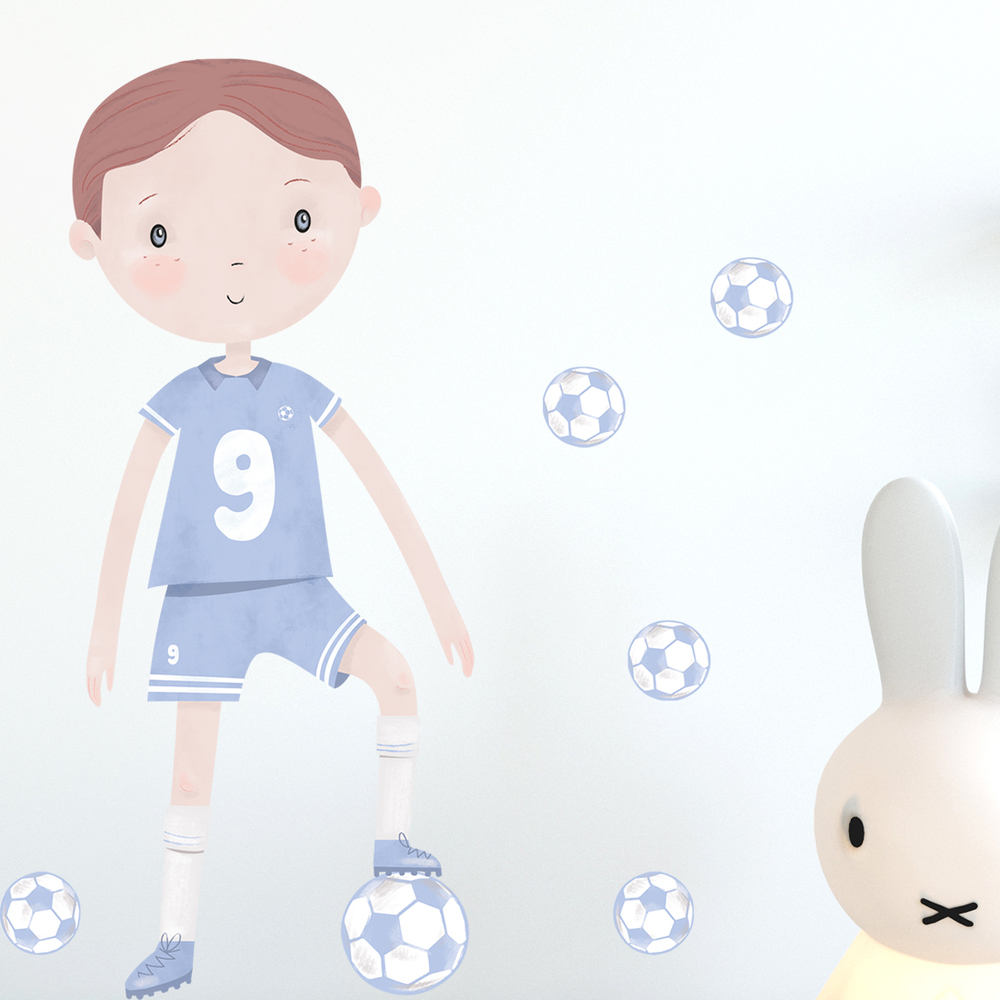 Kinderzimmer dekoriert mit blauer Fußballer Sticker