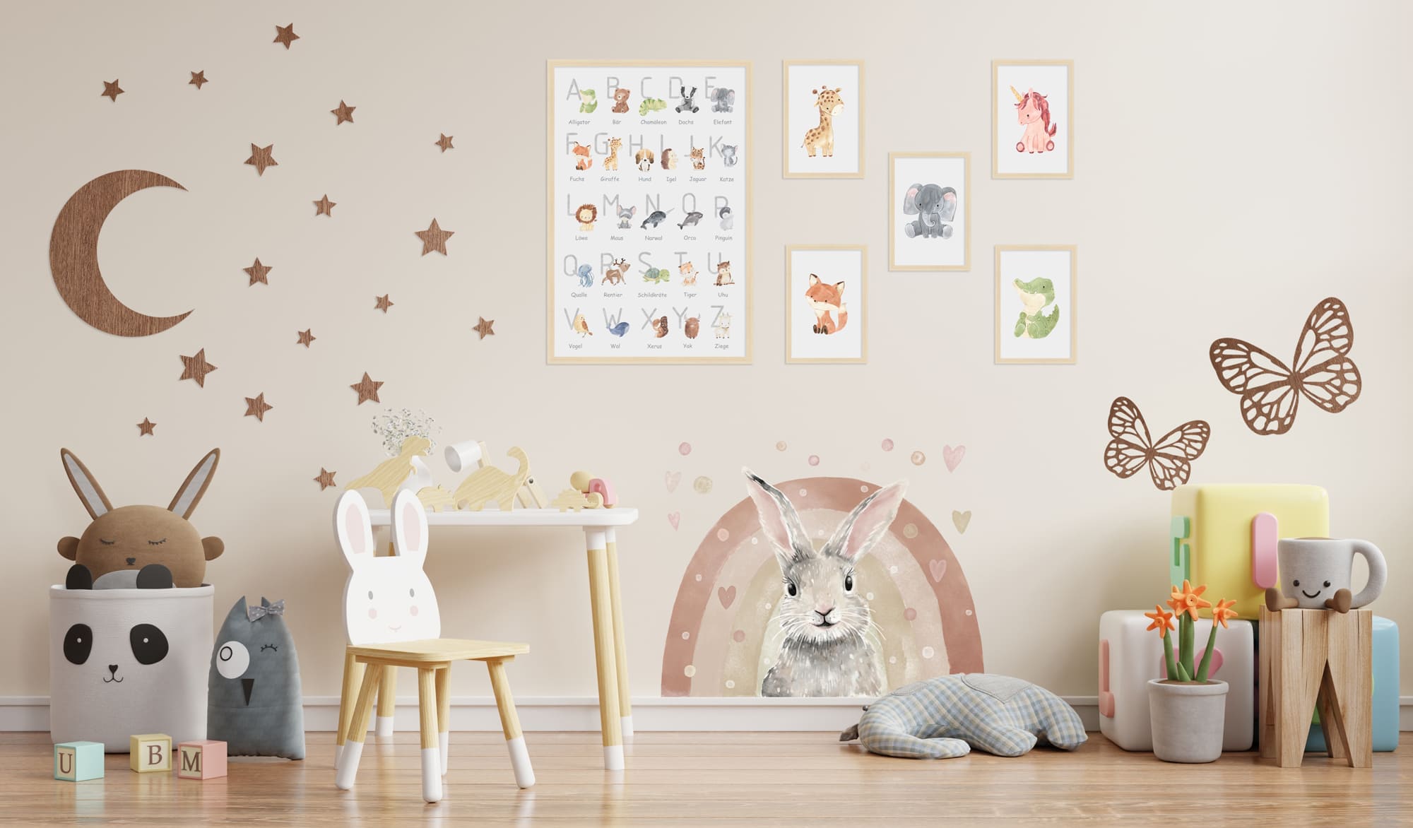 Kinderzimmer Wanddekoration Kinderzimmerwände dekoriert mit Poster, Rahmen, Wandtattoos und Holzdeko