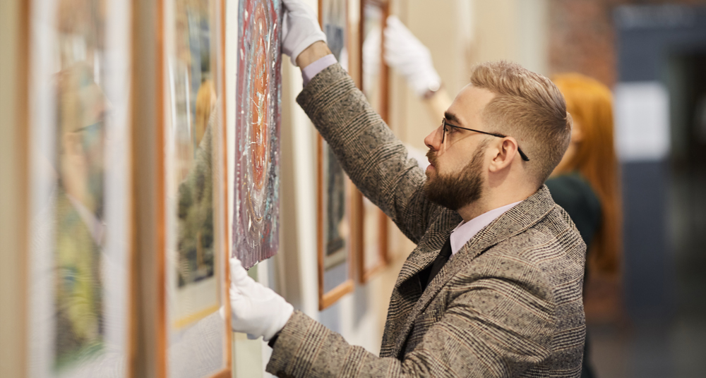 Kunstausstellung mit Exclusiv Bilderrahmen Kunstwerk mit Bilderrahmen wird ausgestellt