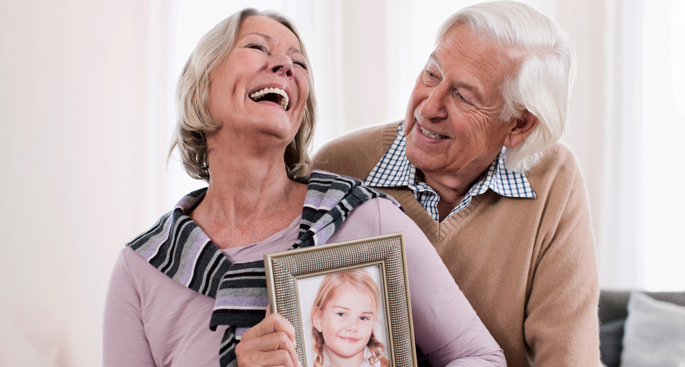 gerahmtes Foto von Enkelkind Großeltern freuen sich über Foto von Enkelin