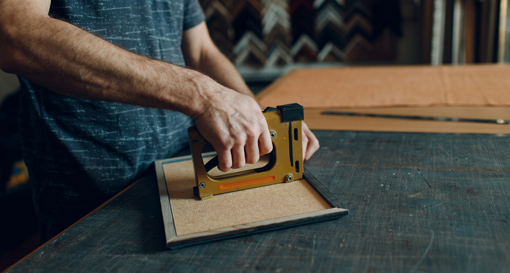 Holzbilderrahmen wird per Hand gefertigt