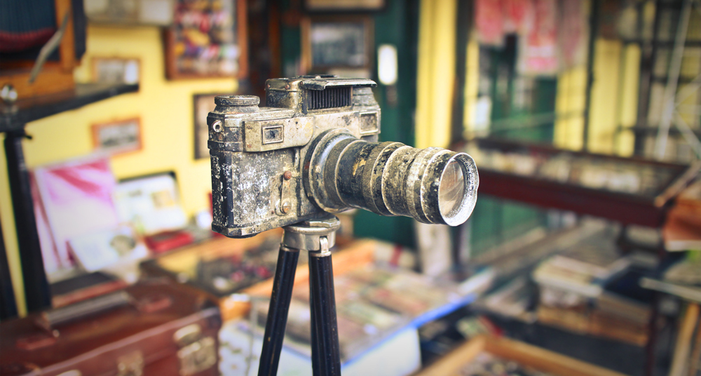 Kamera mit Stativ und vintage Bildern