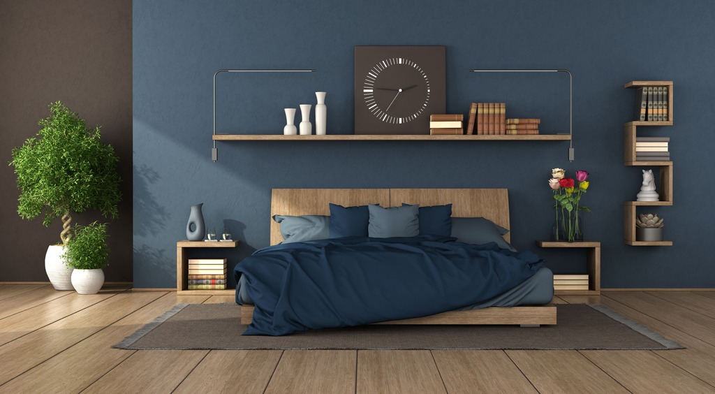 Schlafzimmer im Stil modern mit vielen Holz- und Blautönen