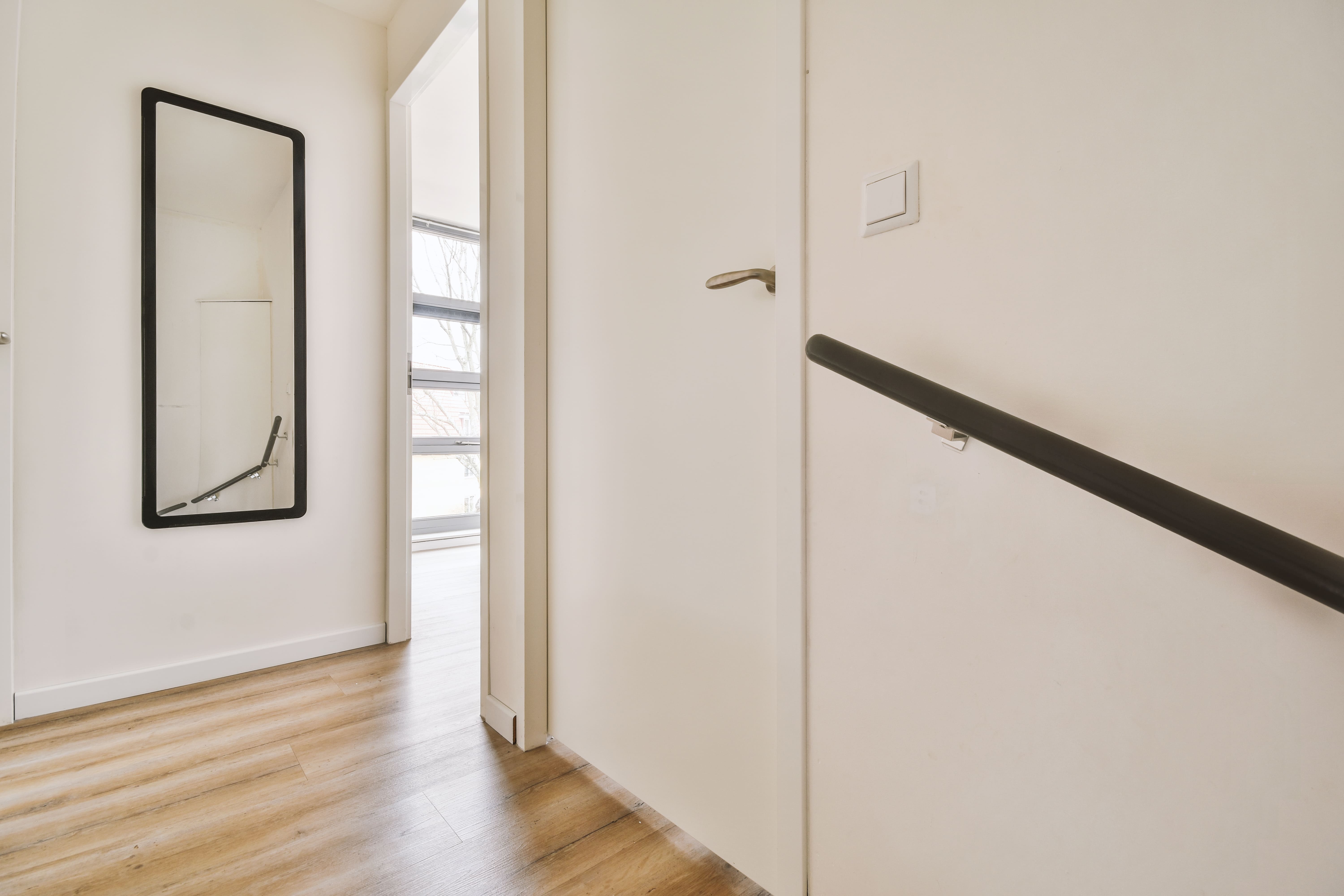 Flur mit großem schwarzen Wandspiegel  Eingangsbereich einer modernen Wohnung