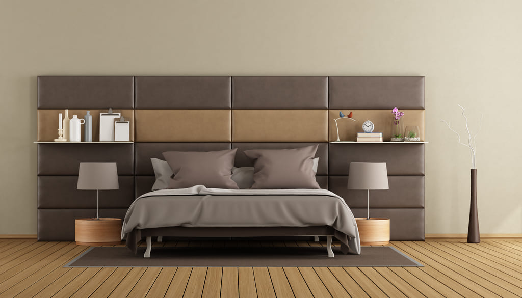 elegantes Schlafzimmer mit braunem Bett und beigen Wänden