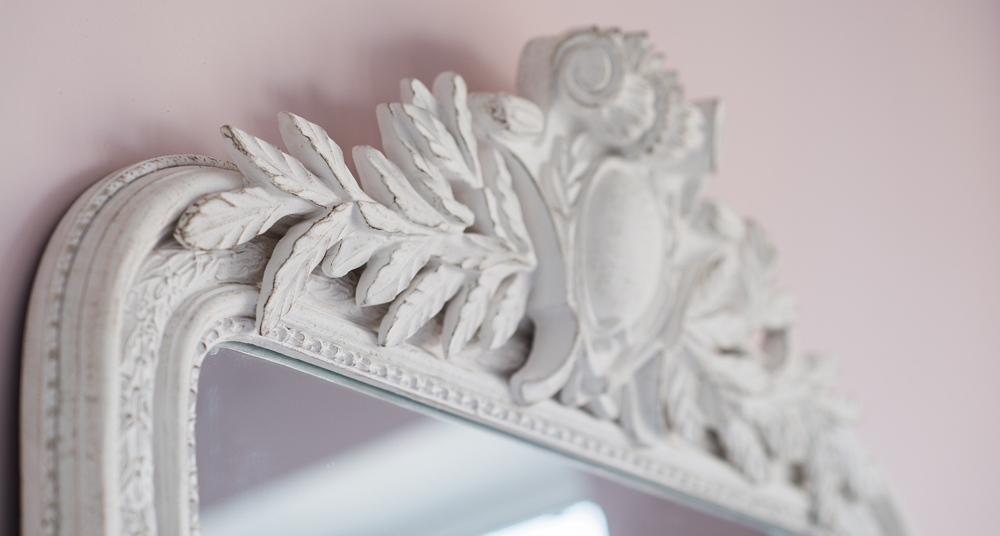 weißer Wandspiegel im antiken Stil verzierter Spiegel im antiken Design