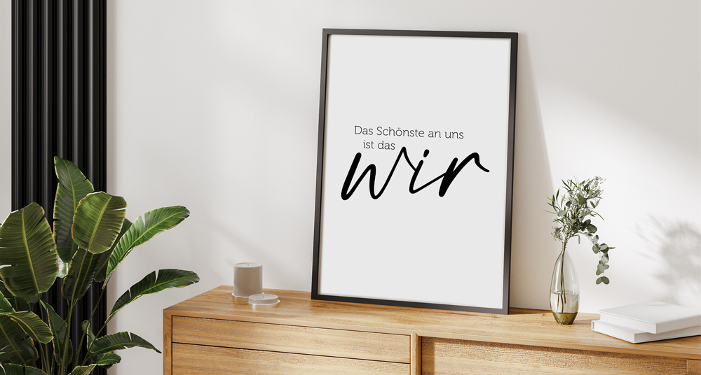 modernes Liebesposter gerahmt Sprüche Poster auf Kommode in schwarzem Rahmen