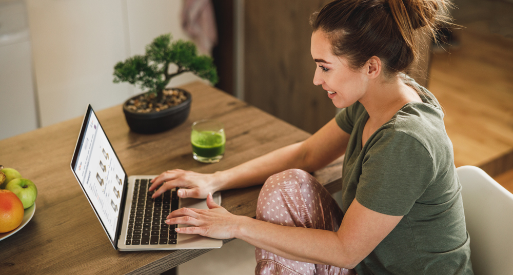 goldene Wandspiegel online bestellen Frau kauft Wandspiegel Gold online